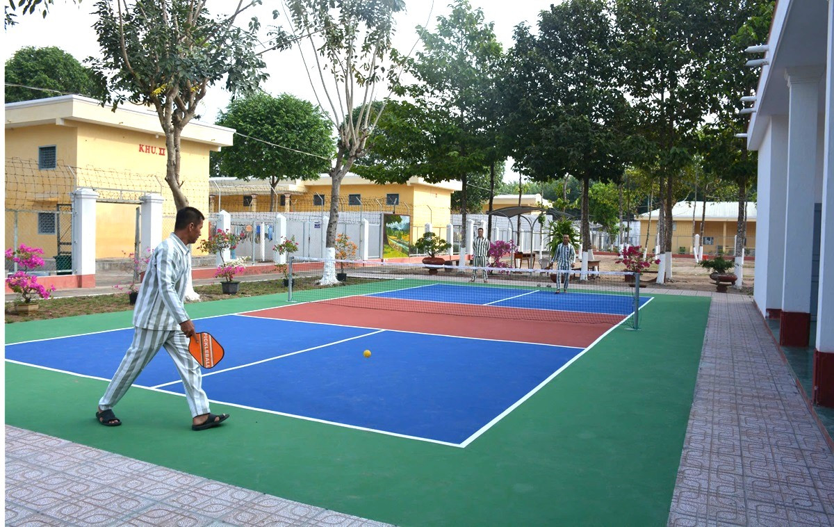 Phạm nhân chơi Pickleball trong trại giam Xuyên Mộc sau giờ lao động, cải tạo.jpg