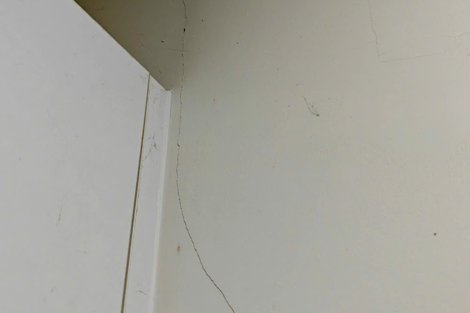 Thực hư hơn 300 căn hộ tại TPHCM bị nứt tường nghi do rung chấn động đất