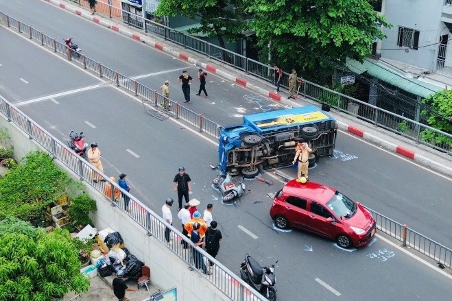 Tông xe liên hoàn trên cầu Chữ Y, cửa ngõ TPHCM kẹt cứng