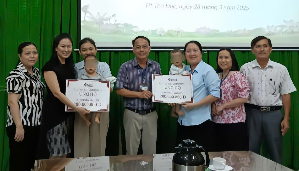 trao tiền Kim Long Bình An (1).jpg