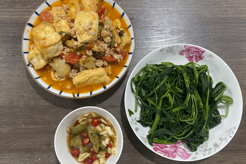 Vợ chồng nấu mâm cơm chỉ 2 món, tiết kiệm tối đa từng bữa ăn