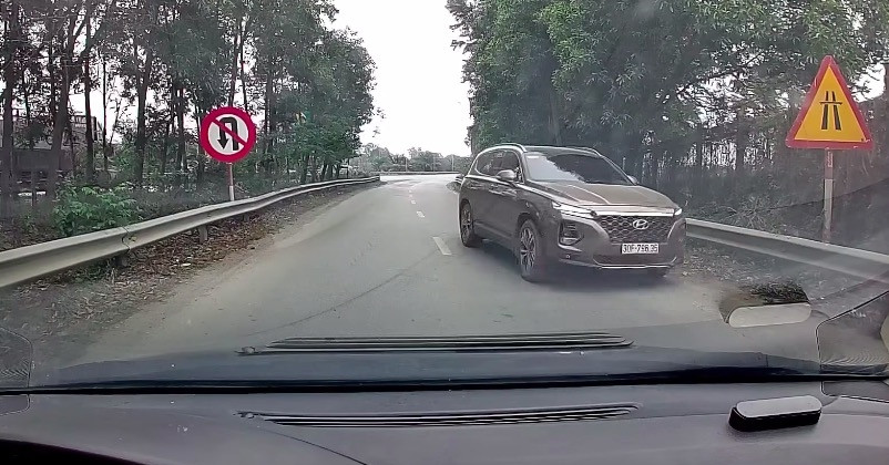 Xe Hyundai Santa Fe đi ngược chiều khó hiểu ở đường dẫn ra Đại lộ Thăng Long