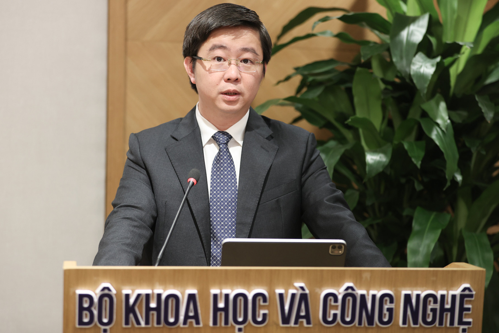 Thu truong Bui Hoang Phuong.jpg