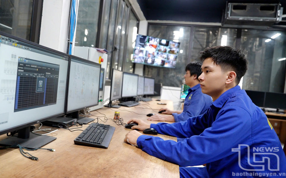 Kỹ sư Công ty CP Nam Việt (TP. Sông Công) điều khiển thiết bị sản xuất thông qua phần mềm vi tính.