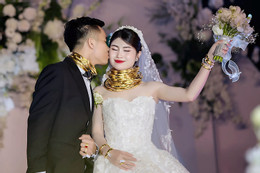 Cô dâu chú rể ở Nghệ An đeo vàng trĩu cổ, tuyên bố điều bất ngờ giữa đám cưới