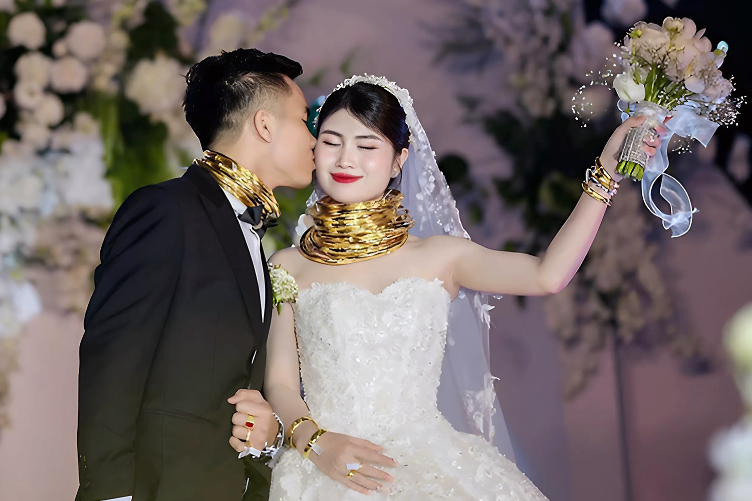 Cô dâu chú rể ở Nghệ An đeo vàng trĩu cổ, tuyên bố điều bất ngờ giữa đám cưới