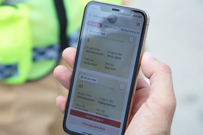 Đang chờ cấp đổi bằng lái, tài xế có được điều khiển phương tiện?