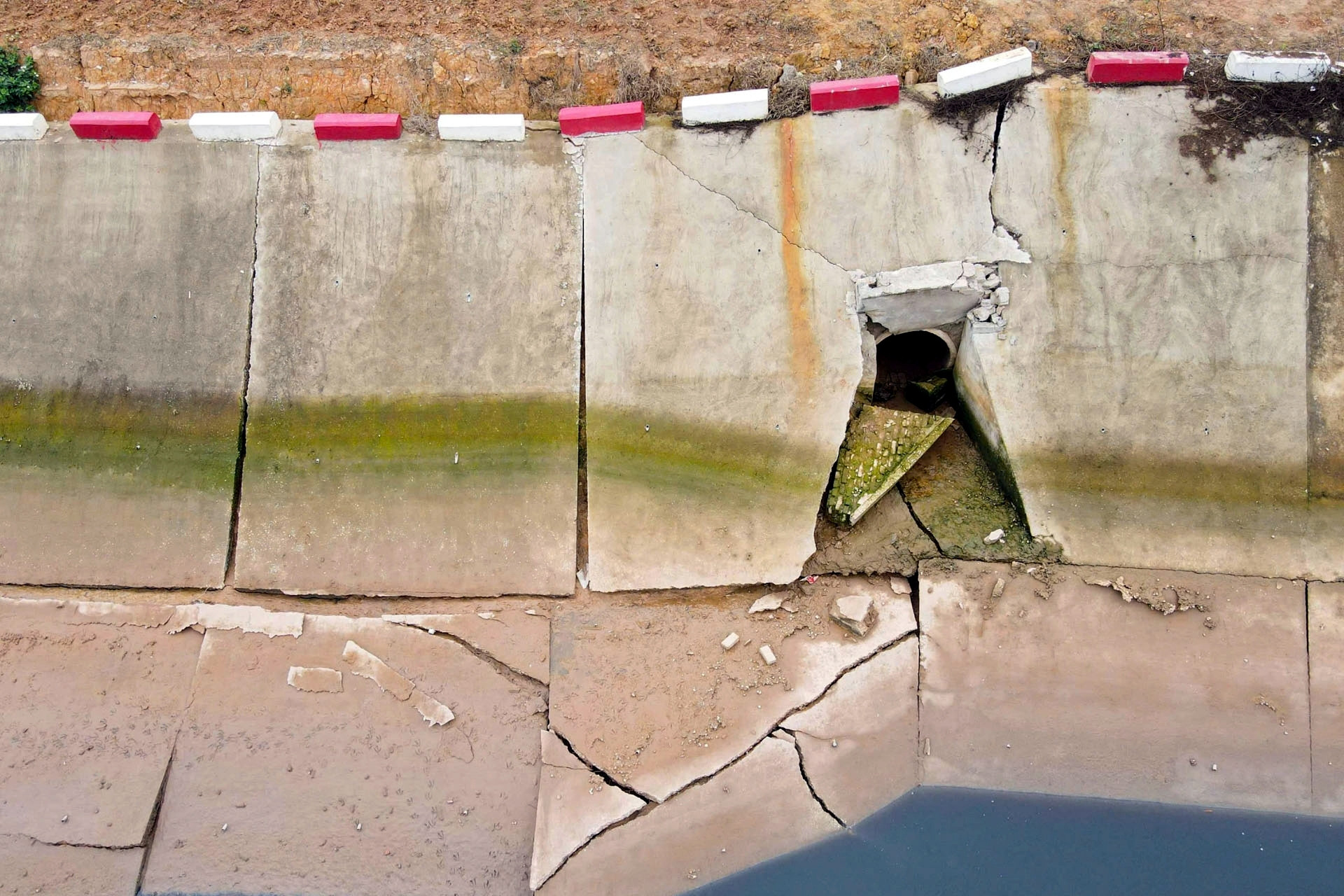 Dự án kè kênh gần 200 tỷ ở Bắc Ninh chưa bàn giao đã xuống cấp