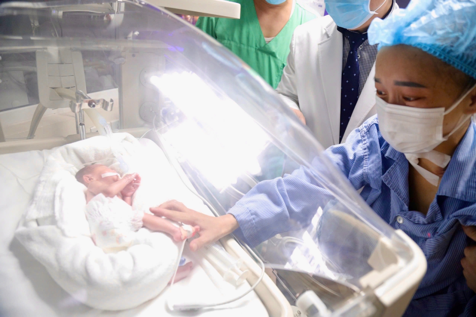 Hai bệnh viện hàng đầu cứu mẹ con người phụ trẻ bị ung thư giai đoạn cuối