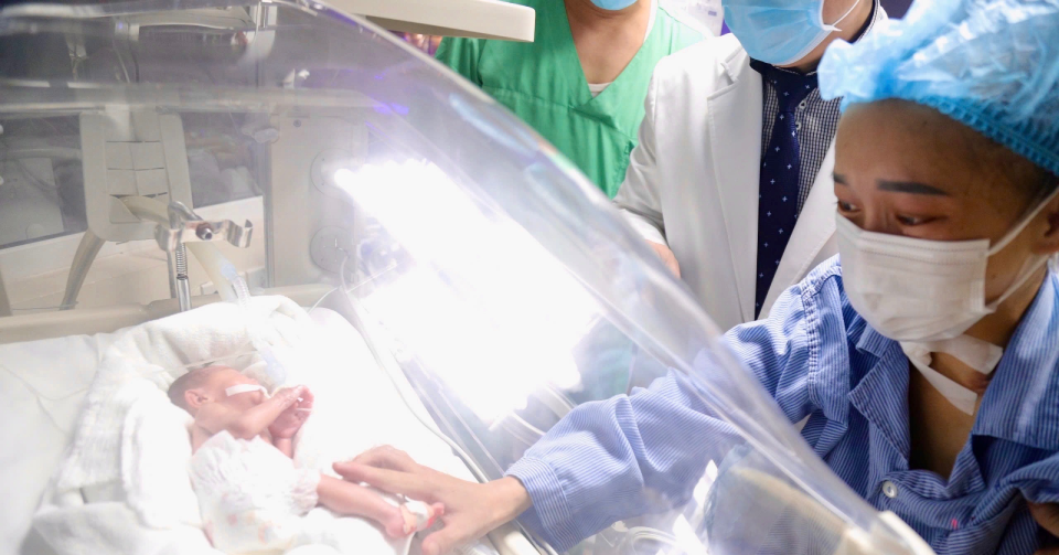 Hai bệnh viện hàng đầu cứu mẹ con người phụ nữ trẻ bị ung thư giai đoạn cuối