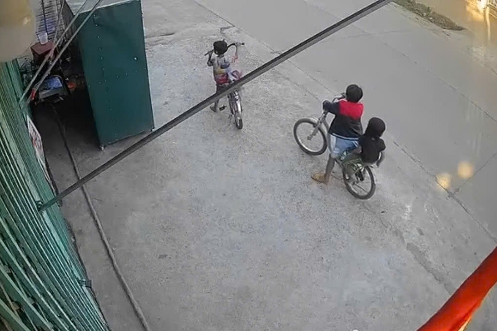 Mẹ mất liên lạc nhiều năm, 3 em nhỏ đạp xe 50km tìm cha