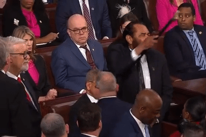 Nghị sĩ Dân chủ bị lôi khỏi phòng họp vì ngắt lời ông Trump đang phát biểu