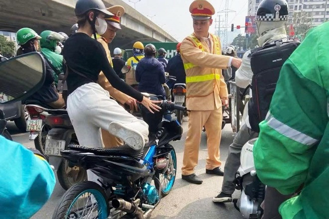 Nữ sinh 17 tuổi đi xe máy 'độ' bị CSGT Hà Nội xử phạt hàng loạt lỗi vi phạm