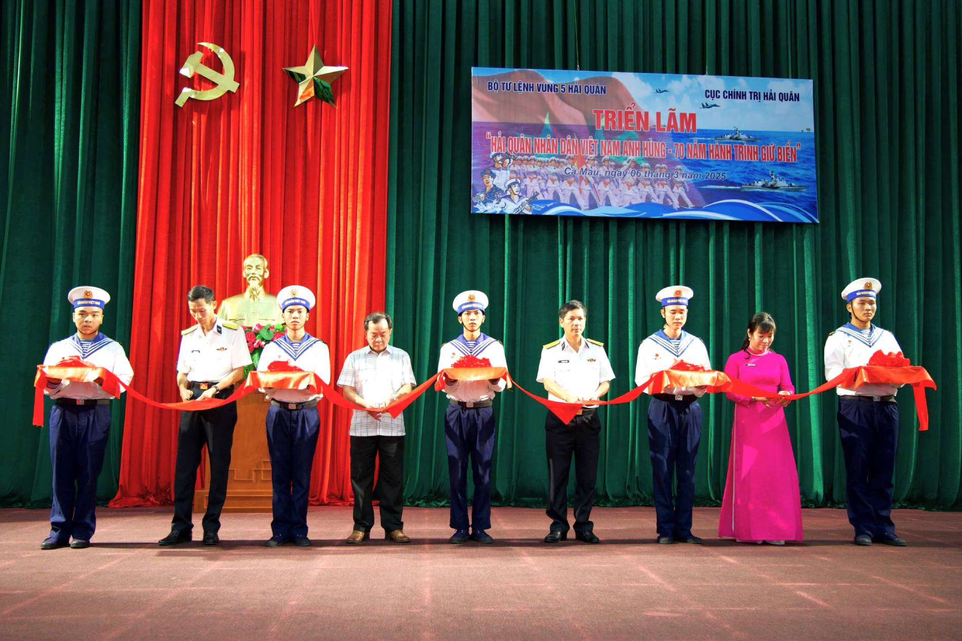 1. Các đại biểu cắt băng khai mạc triển lãm (1).jpg