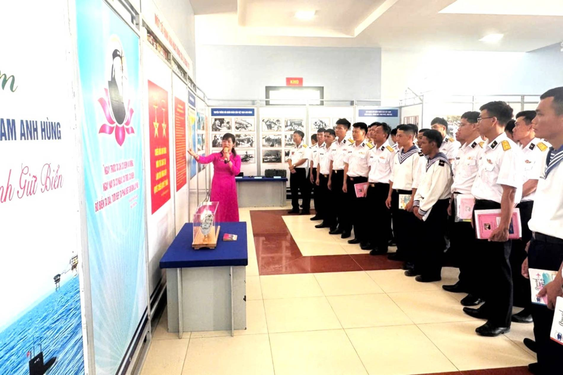 3. Cán bộ, chiến sĩ Lữ đoàn 175 và Trung tâm Bảo đảm Kỹ thuật   Hậu cần tại triển lãm (1).jpg