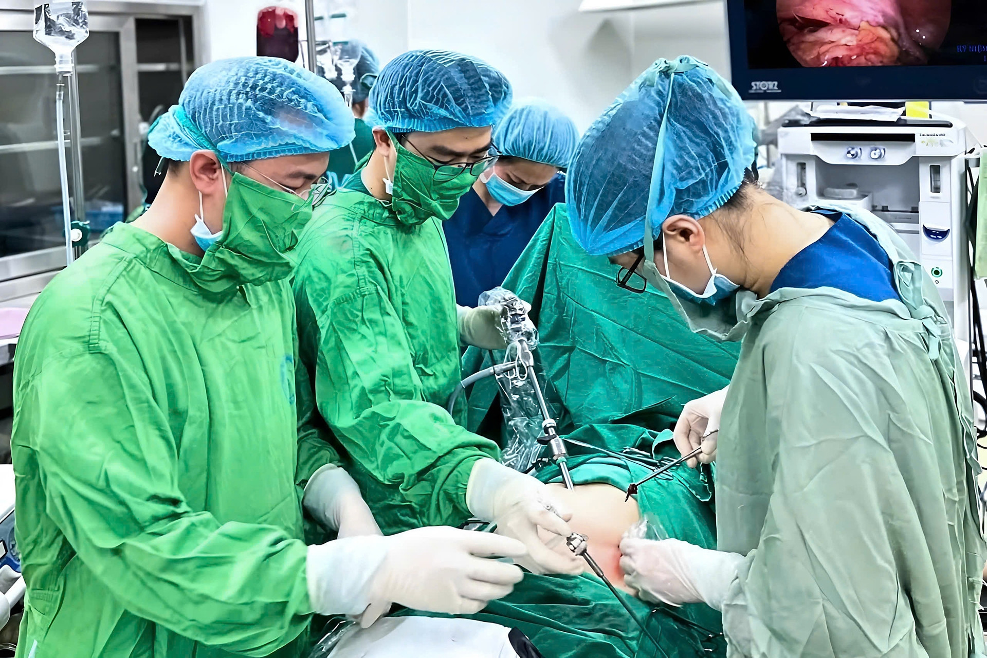 Báo động đỏ cứu người phụ nữ Hà Nội &amp;apos;9 phần tử vong&amp;apos;, không có người nhà đi cùng