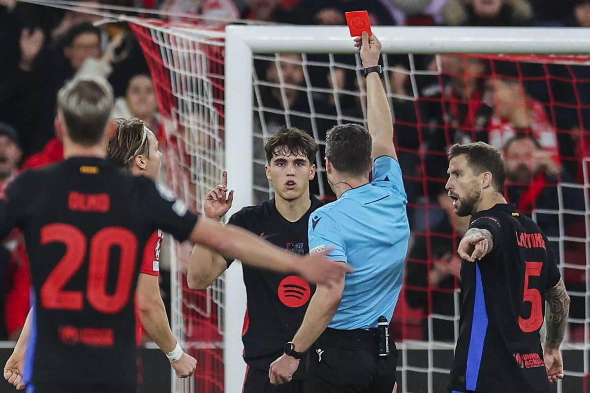 Barca thắng với 10 người từ phút 22, Flick đặc biệt khen 1 cái tên