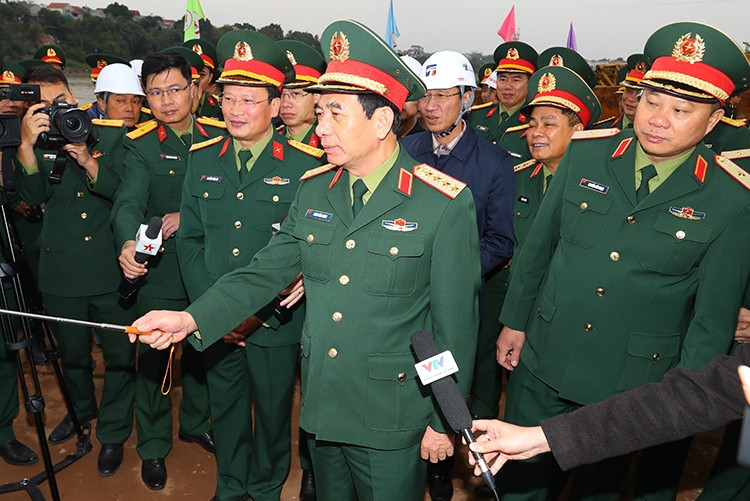 Bộ trưởng Quốc phòng yêu cầu đẩy nhanh tiến độ xây cầu Phong Châu