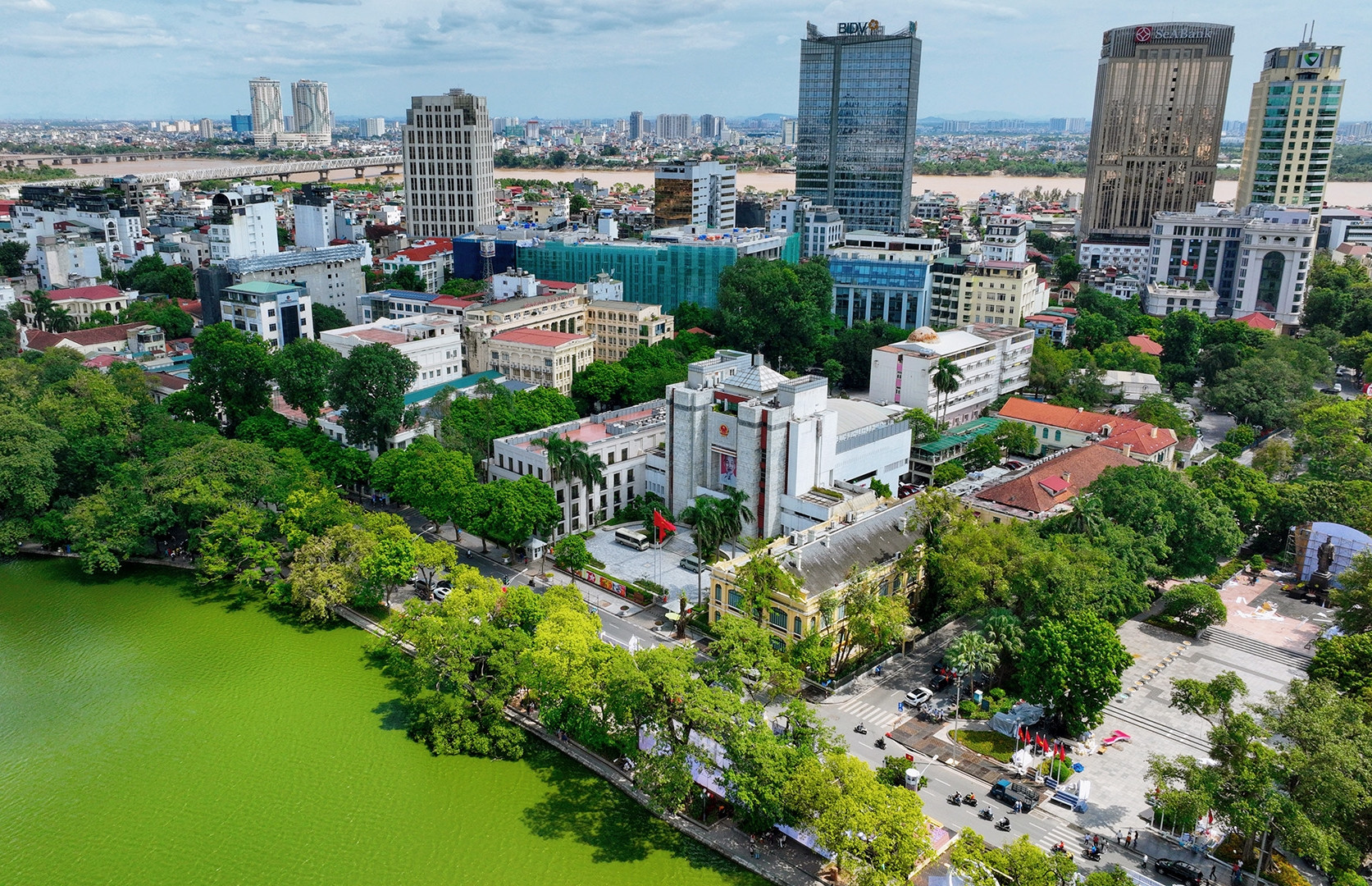 Hiện trạng hồ Gươm trước khi dời một số cơ quan, mở không gian công cộng