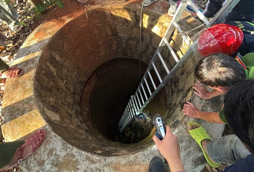 Cảnh sát giải cứu người đàn ông bị rơi xuống giếng sâu 10m