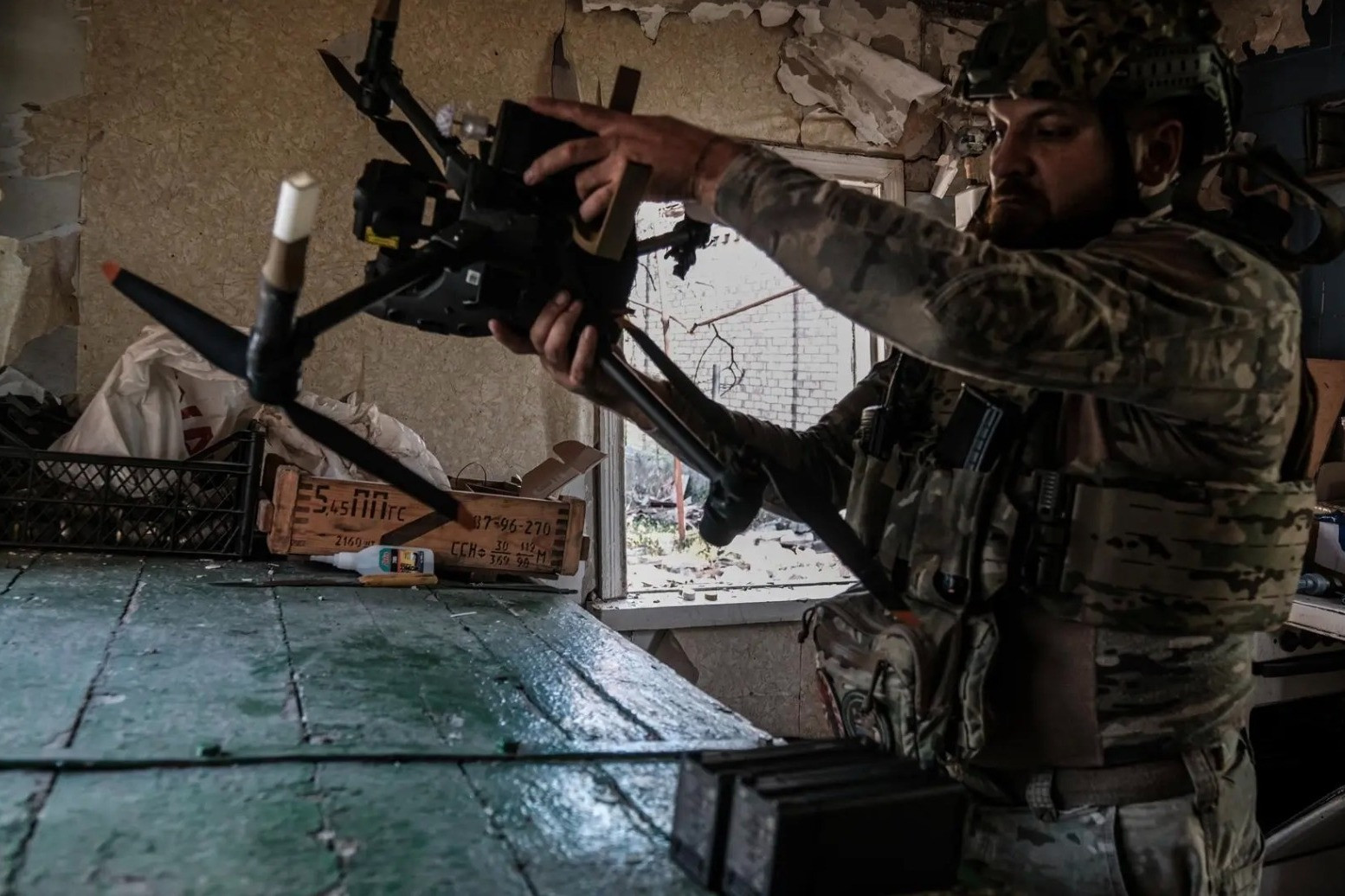 Binh sĩ Ukraine sử dụng UAV trong cuộc xung đột với Nga. Ảnh: EFE/EPA