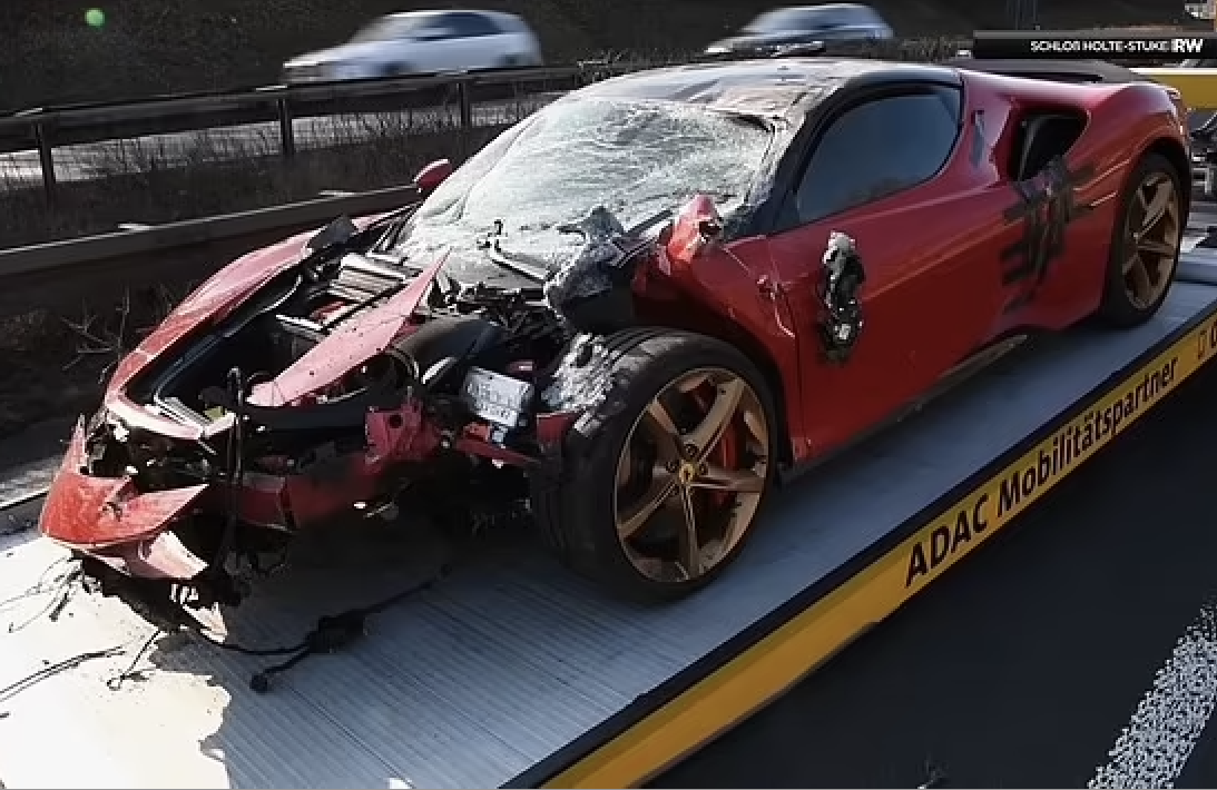 Nam khách hàng lái thử siêu xe Ferrari SF90 trên cao tốc, gặp tai nạn vỡ nát đầu