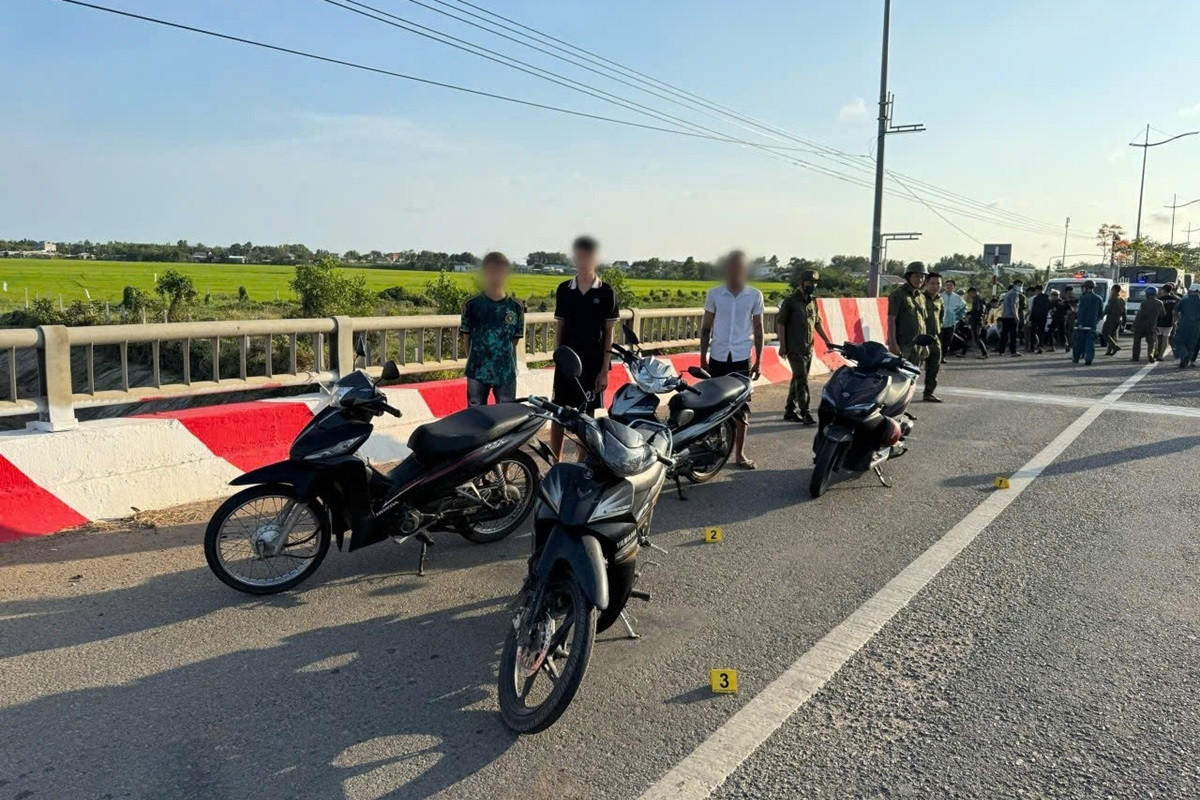 Ngăn chặn 40 thanh thiếu niên mang hung khí để 'hỗn chiến' trong đêm