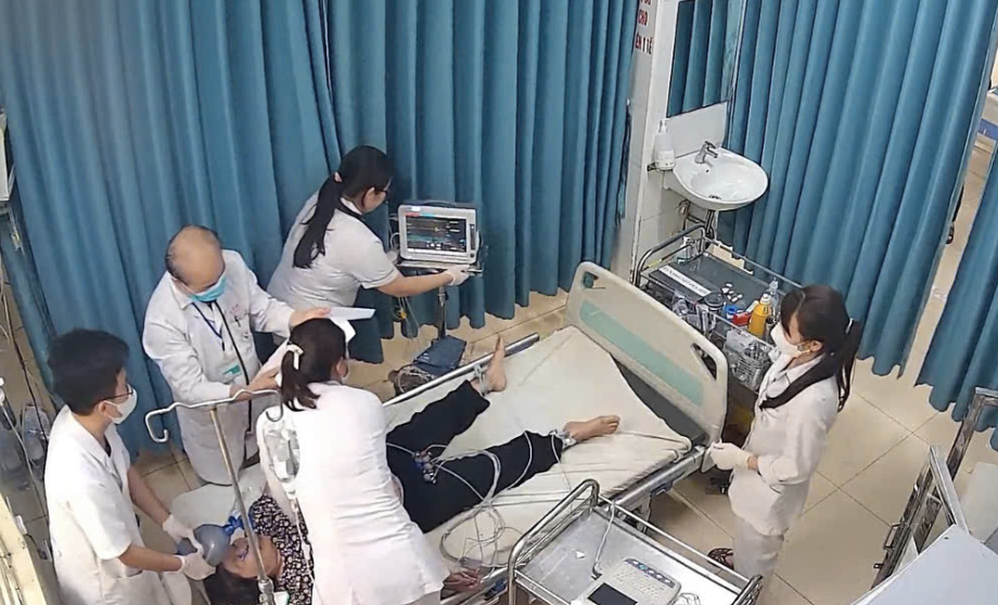 70 phút chạy đua cứu người phụ nữ ở Hà Nội ngừng thở, điện tim một đường thẳng
