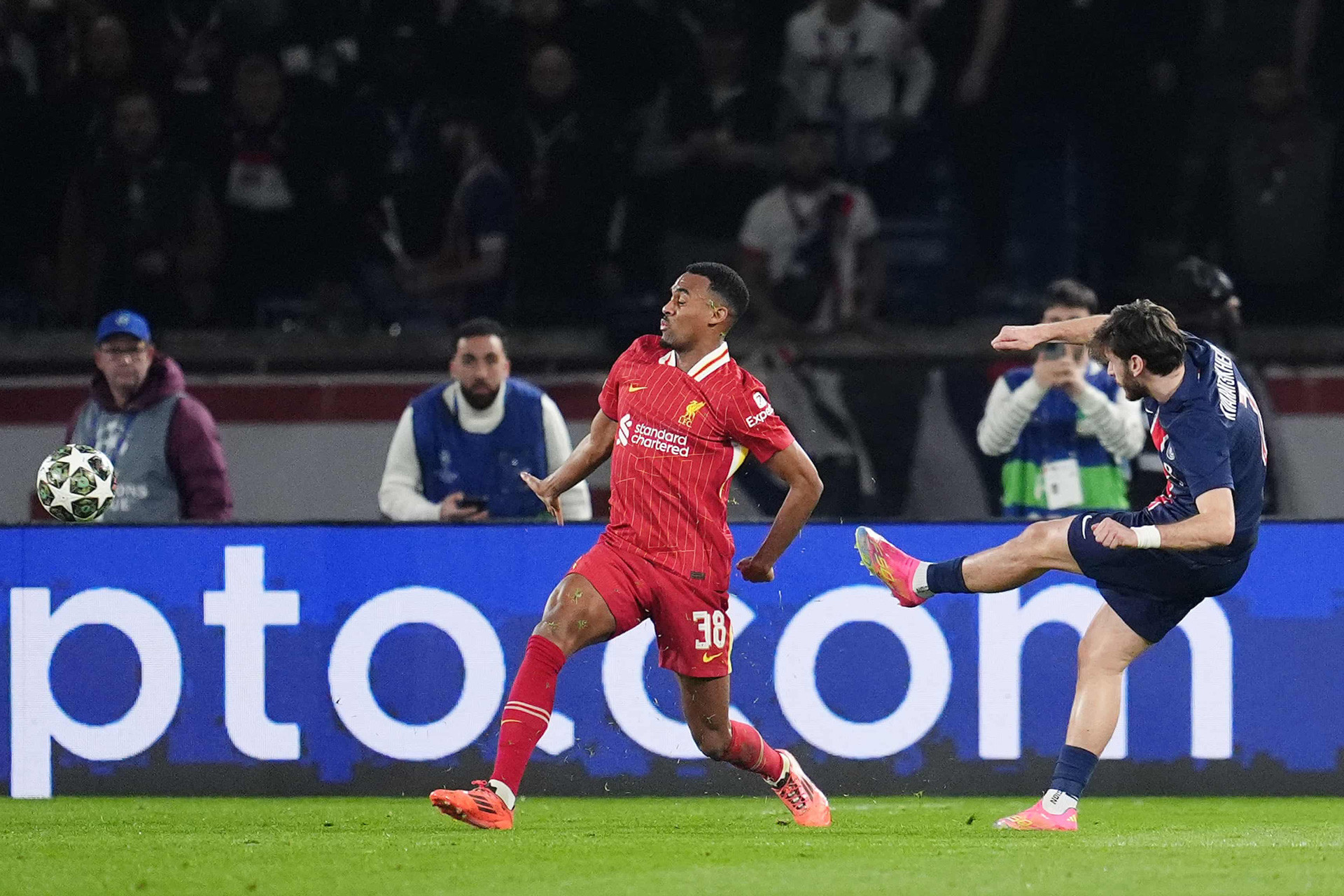 PA. Kvaratskhelia PSG Liverpool.jpg