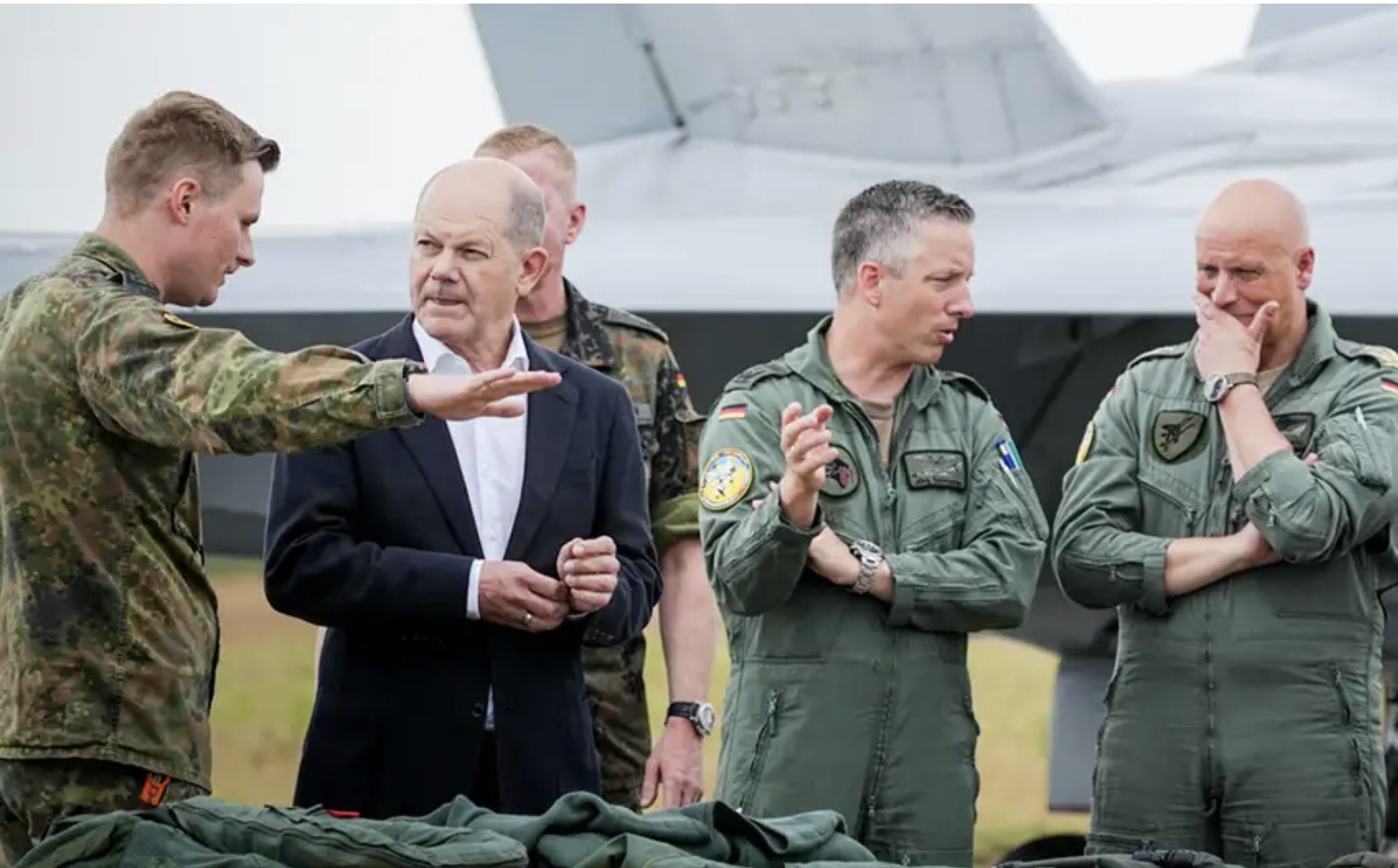 Quân nhân và lãnh đạo Đức. Ảnh: DPA