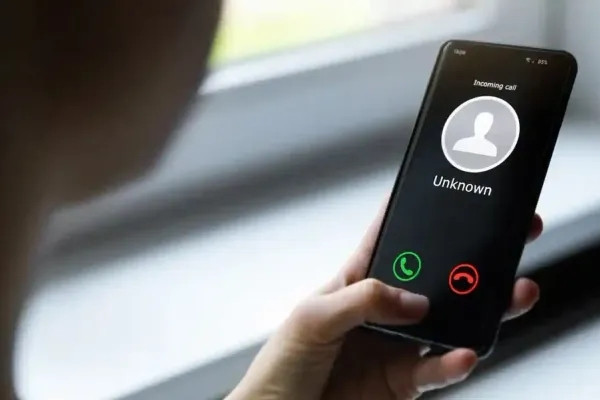 Tài khoản bị trừ gần 700 triệu sau cuộc gọi của 'nhân viên điện lực'