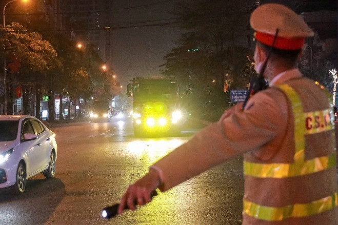 Tài xế ô tô lắp đèn siêu sáng ngỡ ngàng khi nhận phiếu phạt