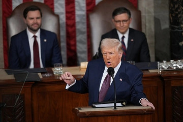 Tòa án Tối cao Mỹ chặn lệnh đóng băng viện trợ nước ngoài của ông Trump