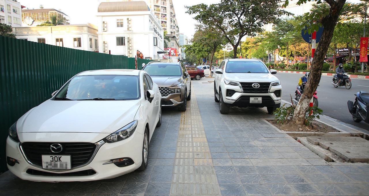 Trường hợp nào đỗ xe trên vỉa hè không bị phạt?