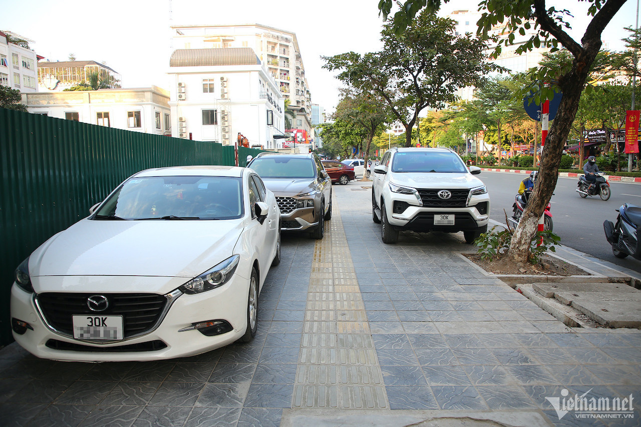 w a do xe tren via he 13 5 1730.jpg