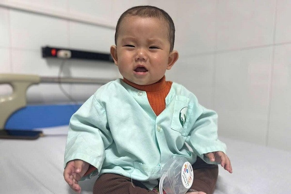 Cha chỉ mong có tiền mua sữa cho con bị u ác tính