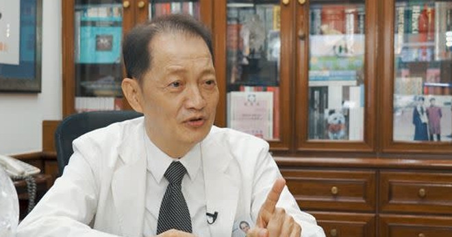 Mắc 4 loại ung thư, bác sĩ hối tiếc về thói quen từ ngày nhỏ