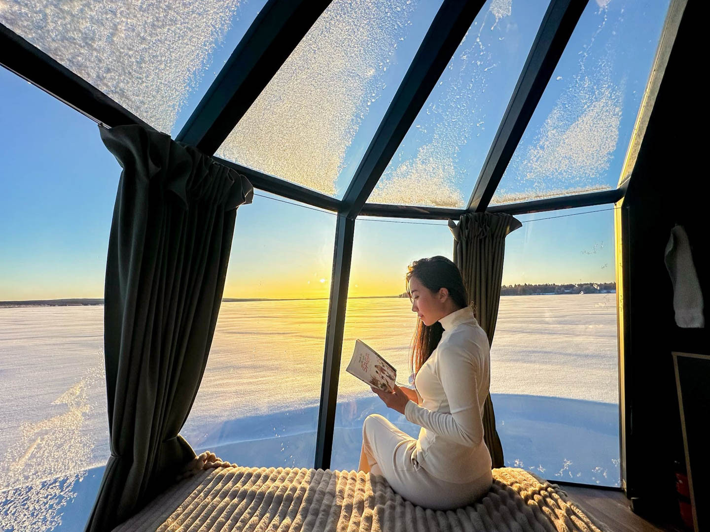 Nữ du khách Việt bay hơn 8.000km, ngủ lều kính đắt đỏ, tắm hồ băng lạnh tê tái