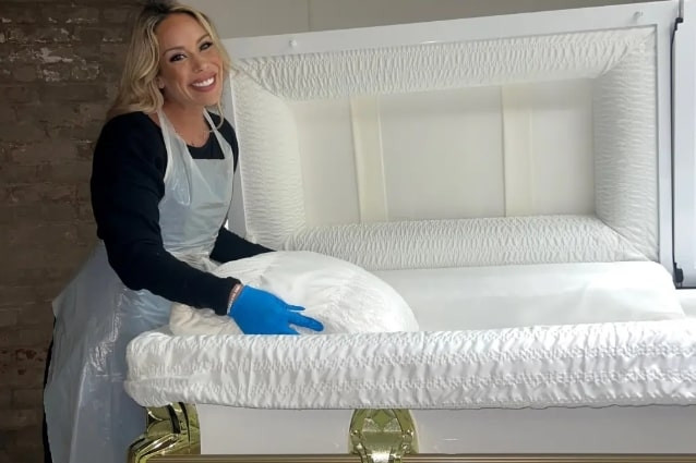 Cô gái luyện tinh thần thép làm việc tại nhà tang lễ, tự tay trang điểm tử thi