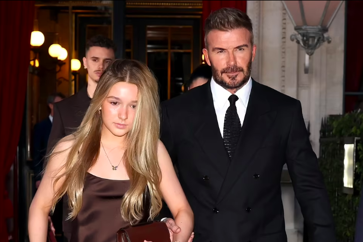 Con gái út 14 tuổi nhà Beckham gây chú ý khi mặc váy lụa sexy đi xem thời trang