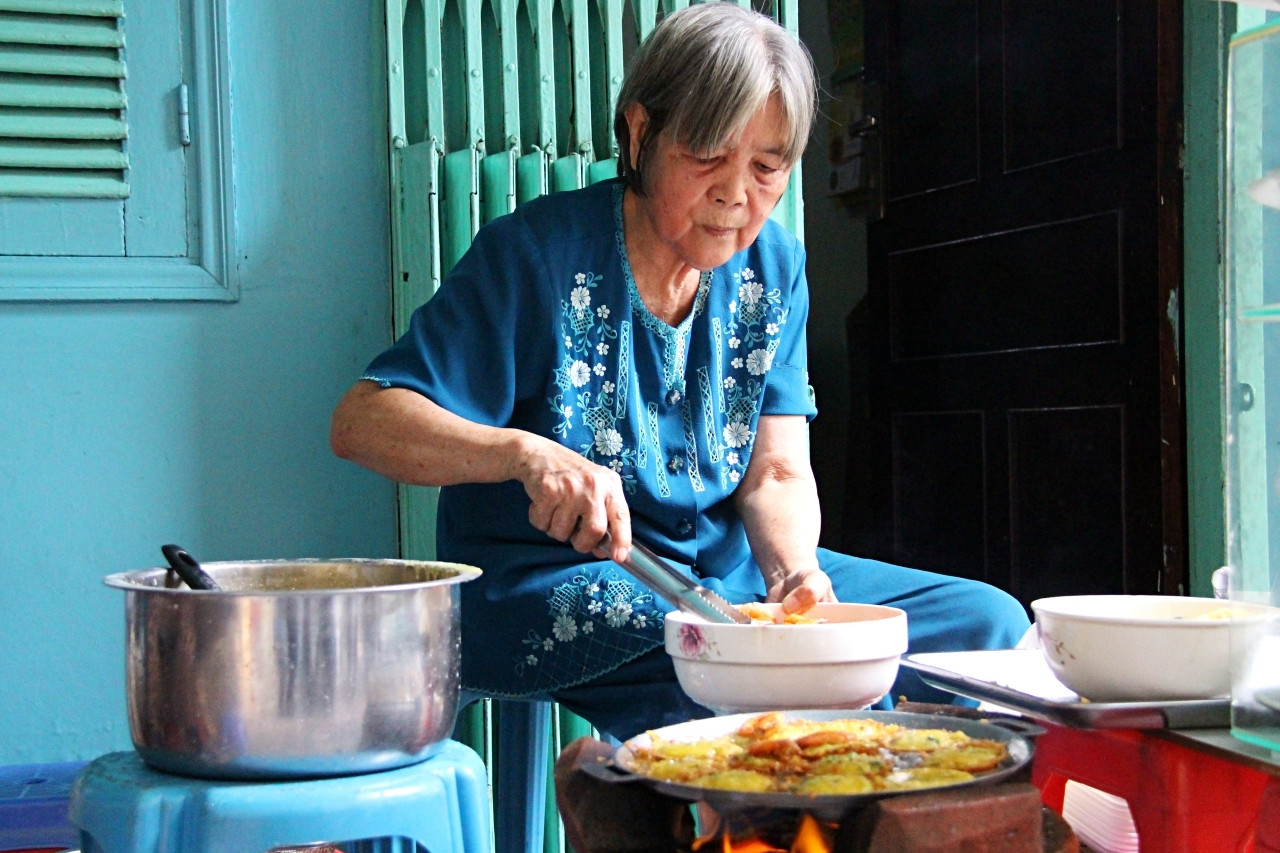 Cụ bà tóc bạc ở TPHCM bán bánh tên lạ, khách muốn ăn phải đến sớm ngồi chờ