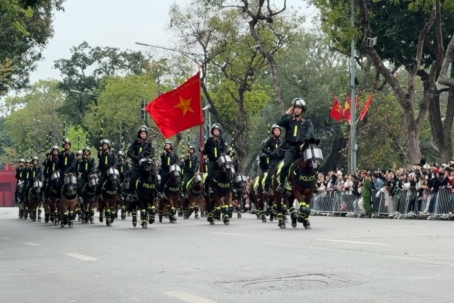 Hàng nghìn người dân xuống phố xem lực lượng Công an phô diễn kỹ thuật nghiệp vụ