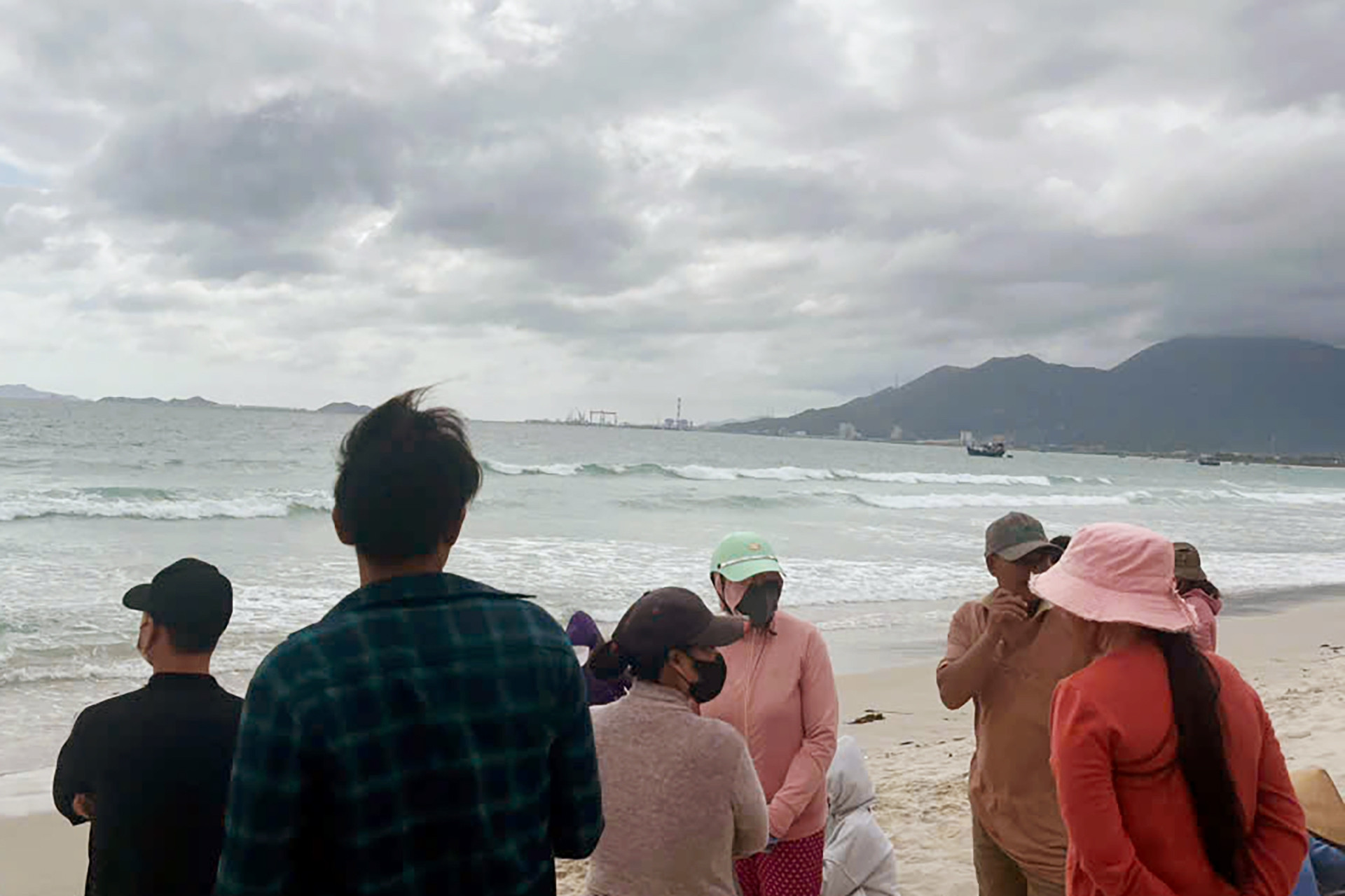 Hơn 100 người tìm kiếm 2 nam sinh mất tích khi tắm biển ở Khánh Hòa