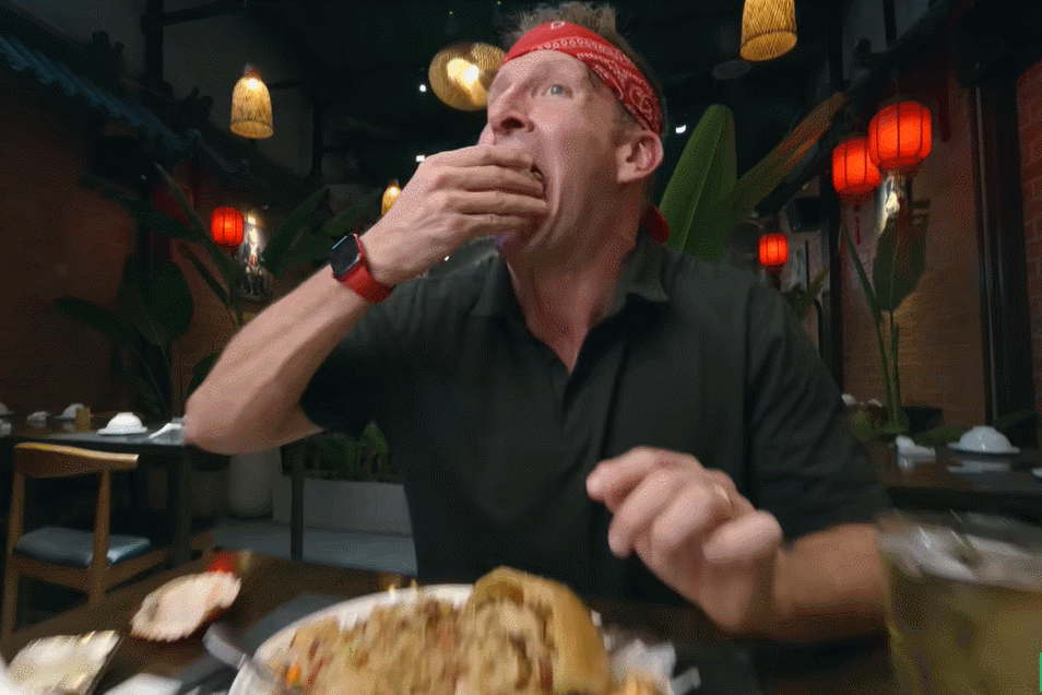 Khách Tây thử món xôi giá gần 1 triệu đồng ở TPHCM, khen ngon 'khó diễn tả'