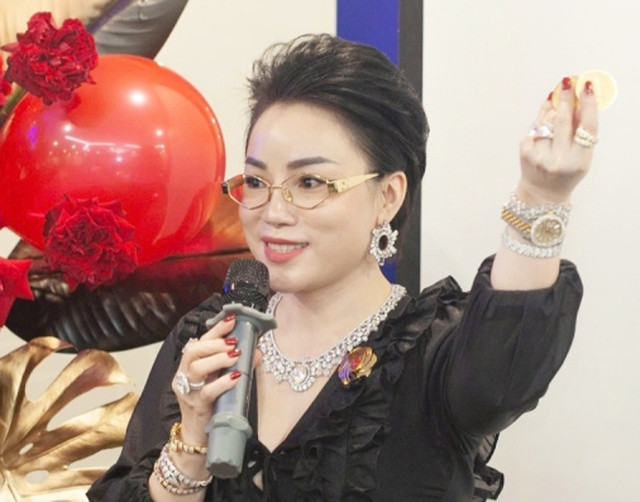 'Say sóng' giá vàng, nữ chủ tịch đi buôn vàng giả 1 le thi thai