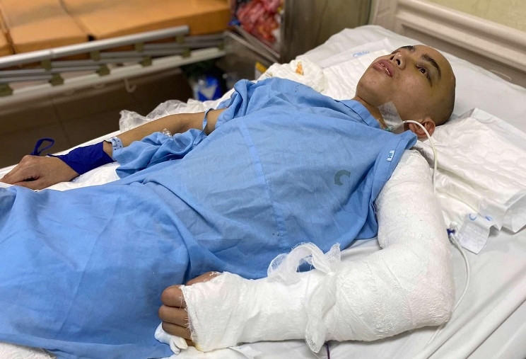 Mẹ nén cơn đói gom từng nghìn lo cho con bị tai nạn giao thông