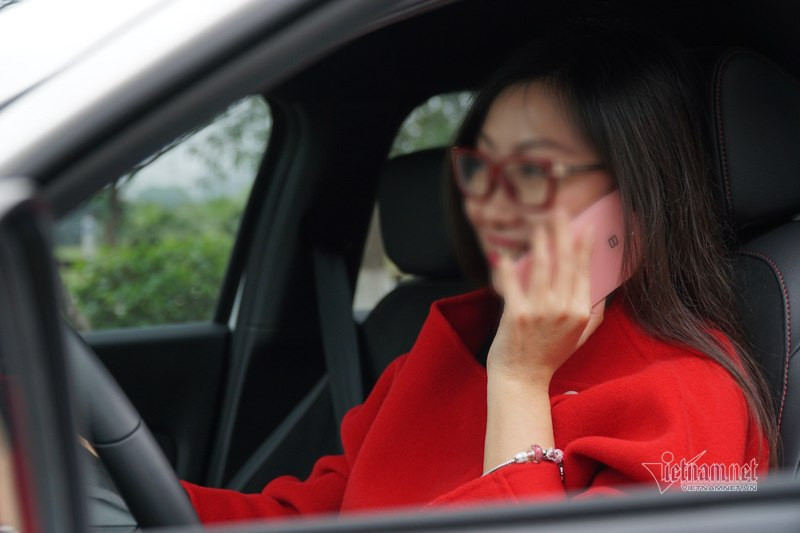 nghe dien thoai lai xe.jpg