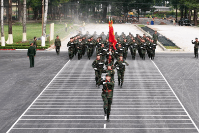Những 'bông hồng thép' đội nắng luyện tập diễu binh 50 năm thống nhất đất nước