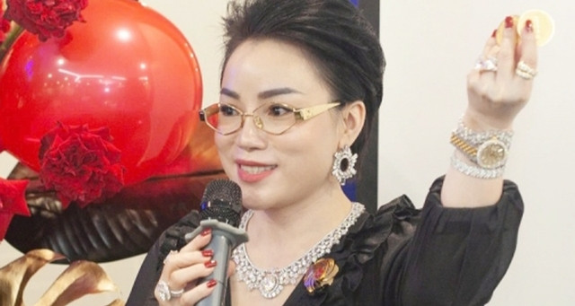"Say sóng" giá vàng, nữ chủ tịch đi buôn vàng giả