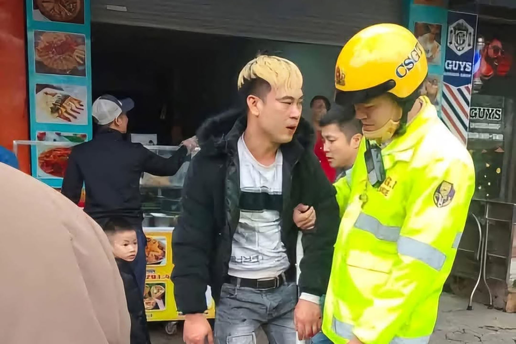 Thanh niên tóc vàng chặn ô tô, dùng cây sắt hành hung tài xế giữa phố